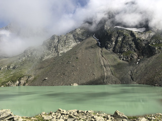 Sublime Lac blanc avec vue sur le pic de Belledonne!
