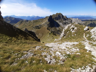 Face à l'inepte "Espace des lys"...