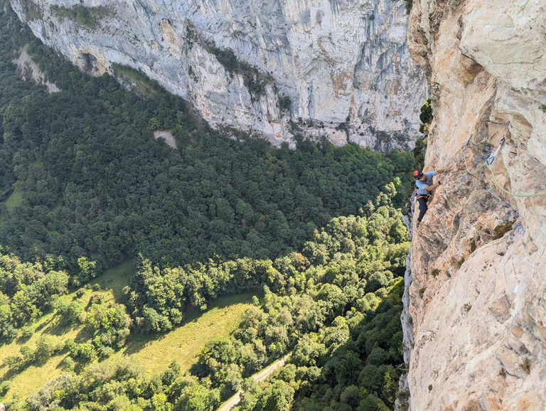 Omblèze, L'Hirondelle des Faubourgs