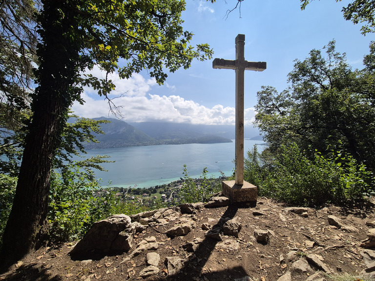 Circuit des trois croix et eau turquoise depuis le semnoz 