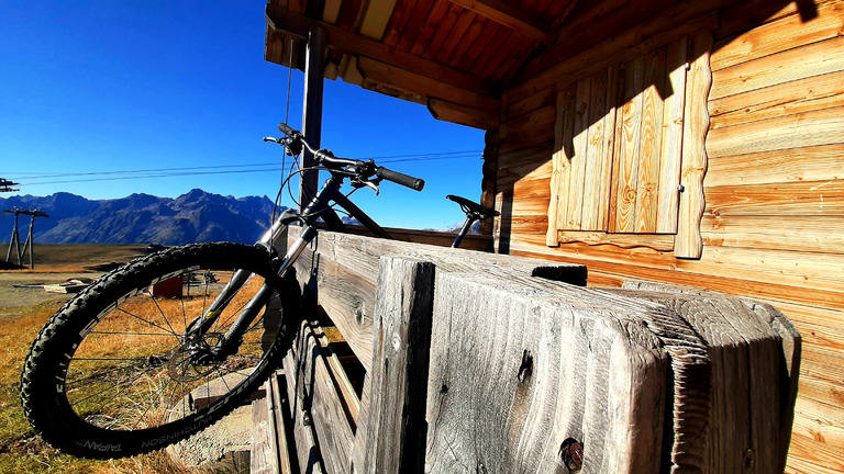 Alpe d'Huez : rider la terre avant l'hiver ! Spot VTT 🚴🏔