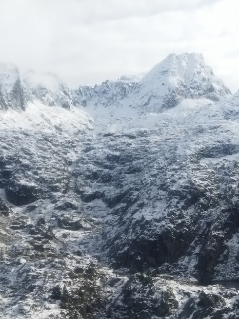 Belle fenêtre après une nuit neigeuse 