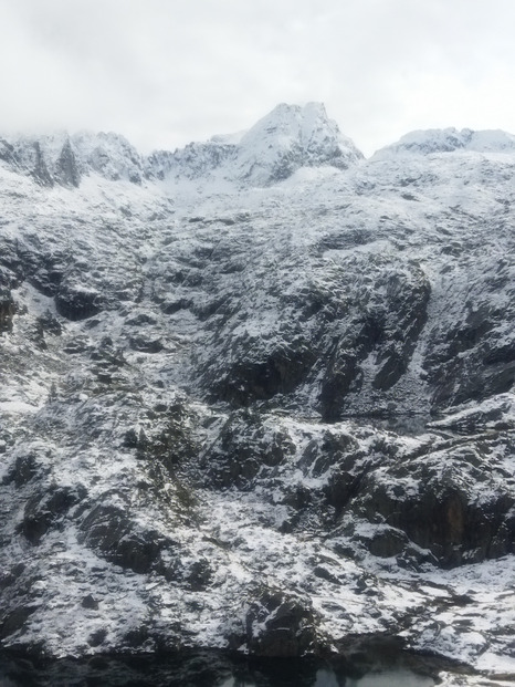 Belle fenêtre après une nuit neigeuse 