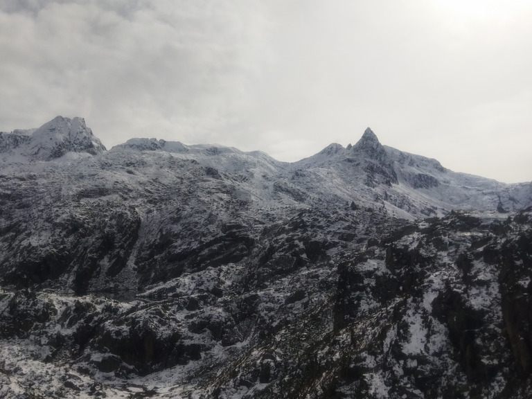 Belle fenêtre après une nuit neigeuse 