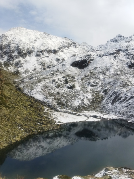 Belle fenêtre après une nuit neigeuse 