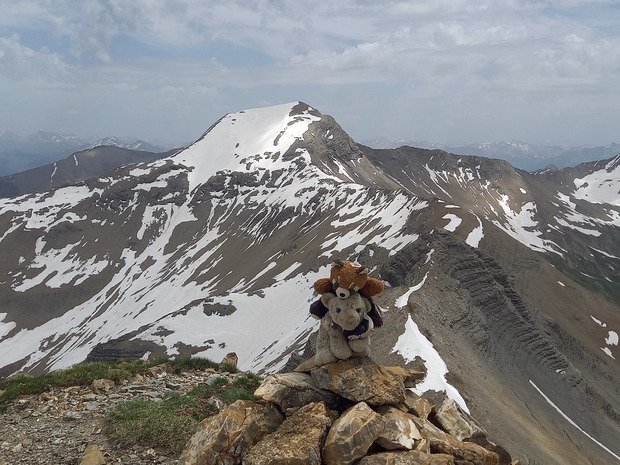 L'homme par la crête est, lac et col de la Reyna