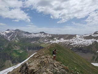 L'homme par la crête est, lac et col de la Reyna