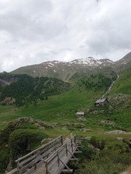 L'homme par la crête est, lac et col de la Reyna