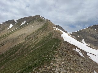 L'homme par la crête est, lac et col de la Reyna