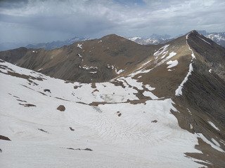 L'homme par la crête est, lac et col de la Reyna