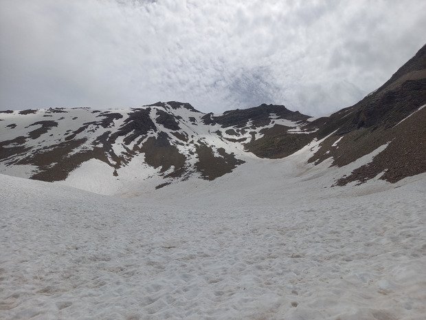 L'homme par la crête est, lac et col de la Reyna