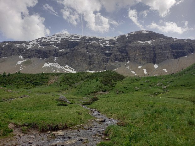 L'homme par la crête est, lac et col de la Reyna