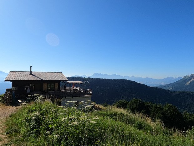 Cuisses en feu face à un beau panorama