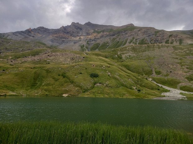 Lac du Pontet et l'aiguillon.... face aux glaciers