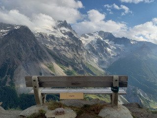 Lac du Pontet et l'aiguillon.... face aux glaciers