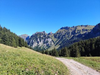 Tricotage entre France et Suisse 
