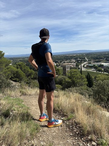 Sentiers escarpés, vignes et chapelle !
