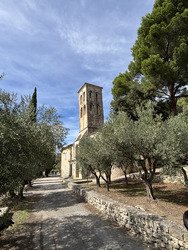Sentiers escarpés, vignes et chapelle !