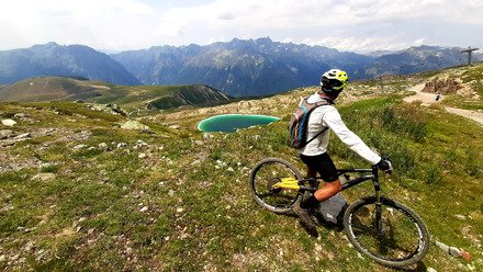 Alpe d'Huez : lacs, VTT crosscountry, et descentes vari&eacute;es !
