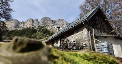 Derni&egrave;res flaques de neige autour du Habert de Chamechaude&hellip;