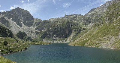 Lac bleu d&rsquo;Ilh&eacute;ou sous un soleil de plomb 🌞