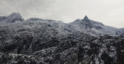 Belle fen&ecirc;tre apr&egrave;s une nuit neigeuse 