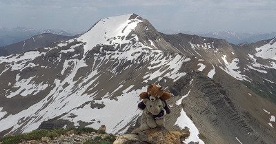 L'homme par la cr&ecirc;te est, lac et col de la Reyna