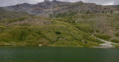 Lac du Pontet et l'aiguillon.... face aux glaciers
