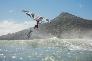 France&rsquo;s Malo Gu&eacute;nol&eacute; and Spain's Nia Suardiaz  claim wave competition victory at GWA Wingfoil World Cup Ibiraquera (BRA)
