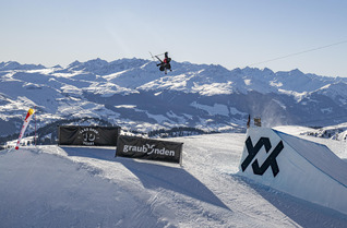 Olympic champs Eileen Gu (CHN) & Birk Ruud (NOR) win Freeski Slopestyle contest at LAAX OPEN 2025