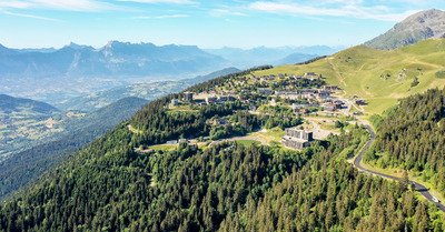 Chamrousse se renouvelle pour l'&eacute;t&eacute; 2025