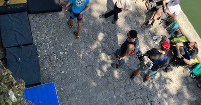 Test terrain : le crash pad gonflable &agrave; l'&eacute;preuve de l'escalade urbaine