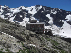 Le refuge des Conscrits et le Glacier de Tr&eacute;-la-T&ecirc;te