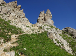 Le pied de la Pierra Menta en boucle depuis Treicol et la Br&egrave;che de Parozan