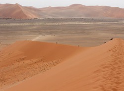 Ascension de la Dune 45 au plein milieu du désert du Namib